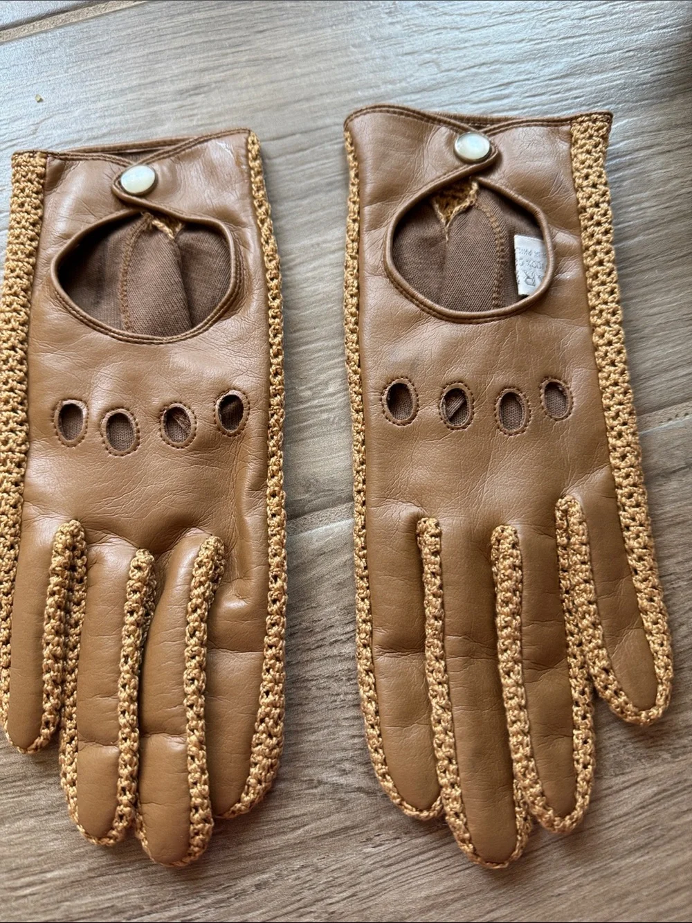 Vintage L tan vinyl driving gloves